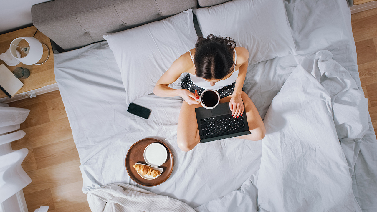  Comment savoir s’il y a des caméras espion dans une chambre d’hôtel ?