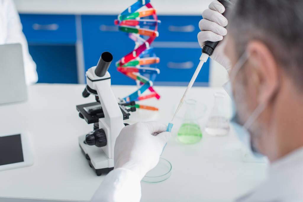 Des scientifiques jouent à Dieu en construisant l'ADN humain de toutes pièces