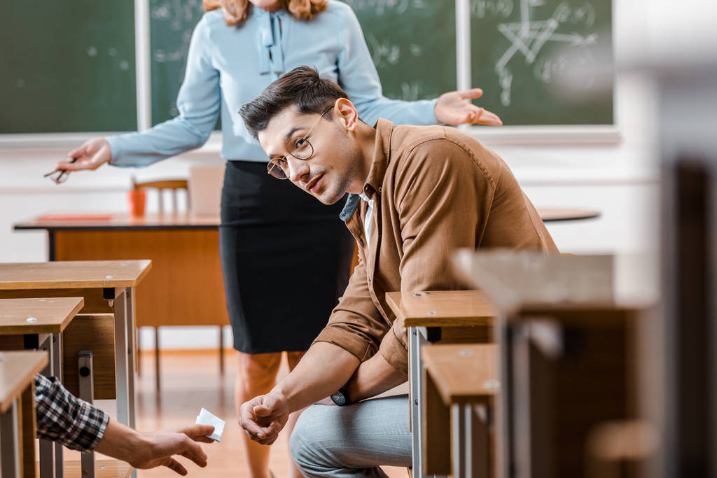Une IA effrayante va-t-elle se renseigner sur votre professeur pour prédire la note de votre devoir ?