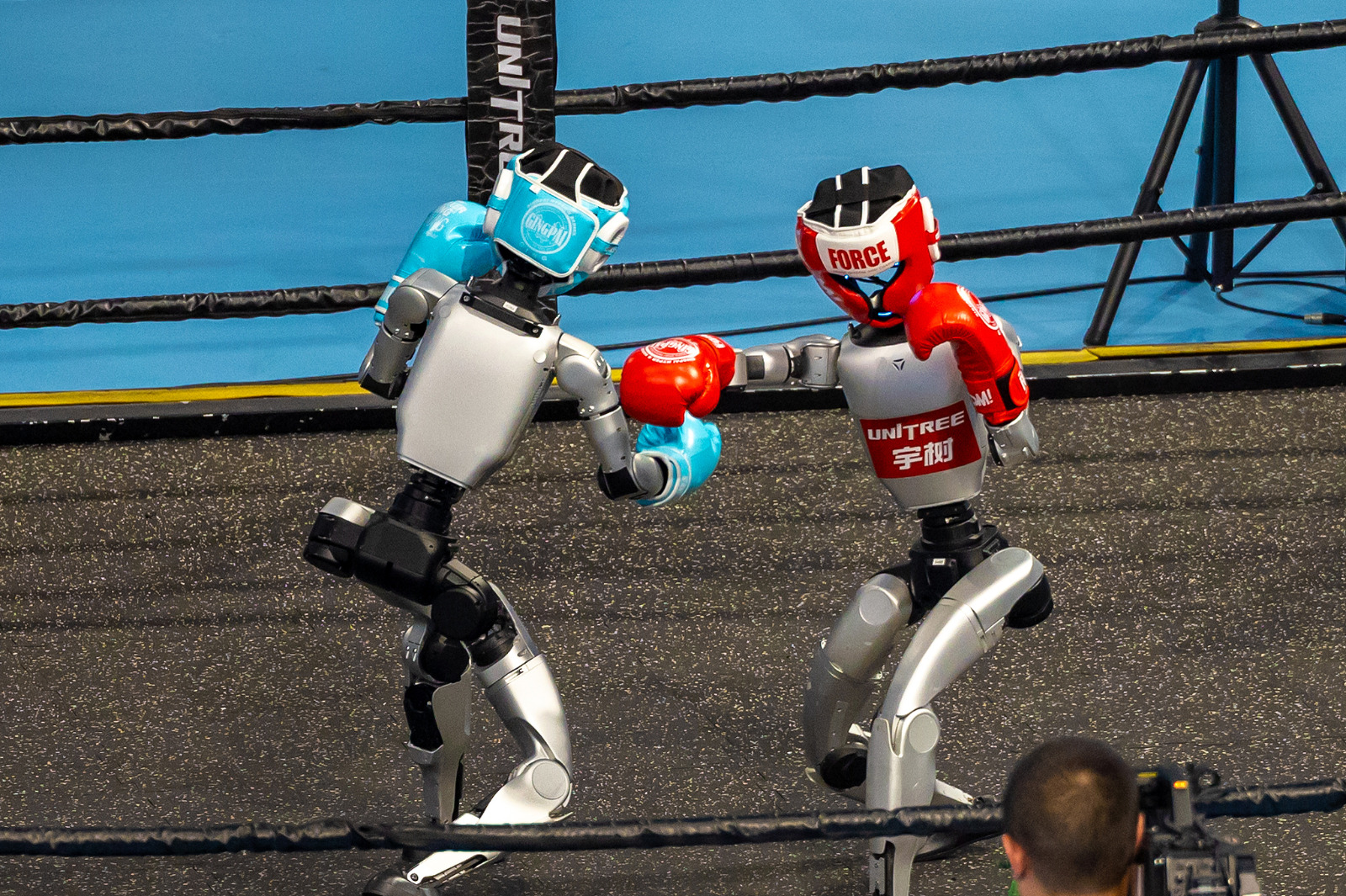 Une simple dalle met au tapis le robot de combat le plus puissant