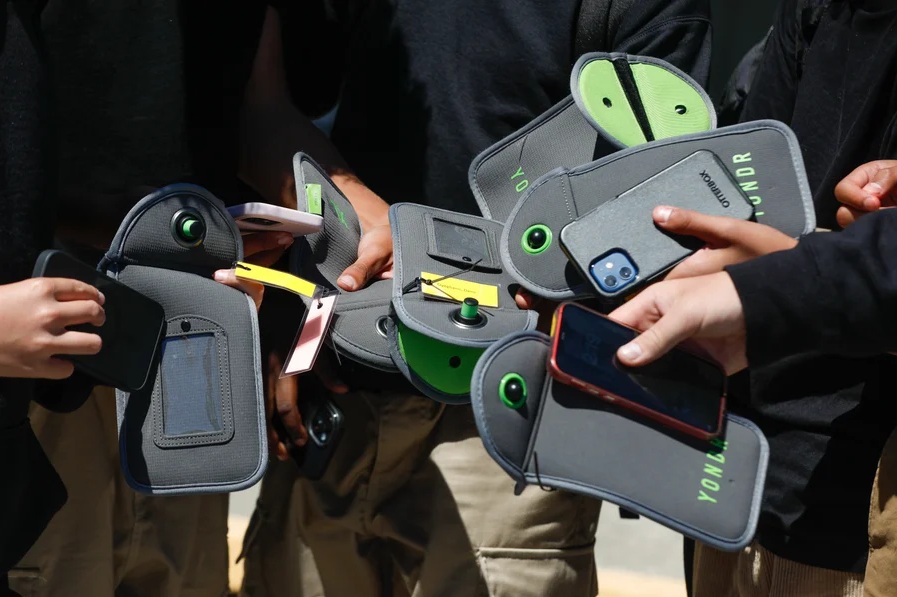 À New York, le retour en grâce du lien social après le bannissement des smartphones au lycée