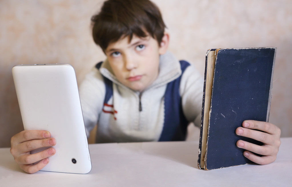 Quand le livre papier résiste au clic : Le désastre des iPad Babies