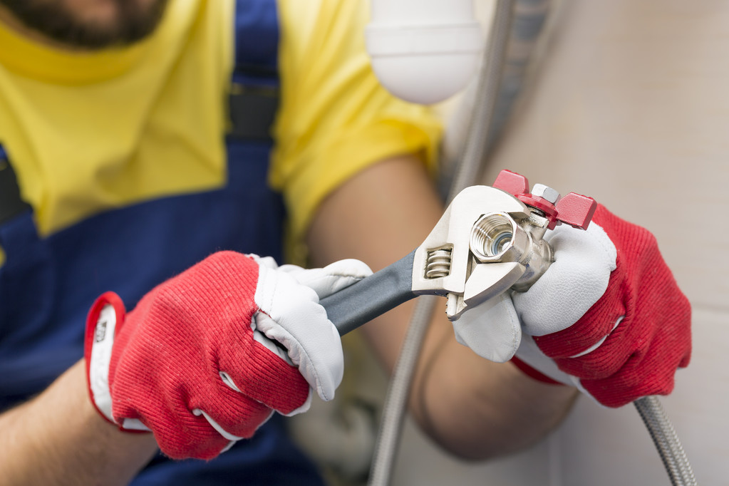 À l'ère de l'intelligence artificielle : le plombier plus indispensable que le programmeur 