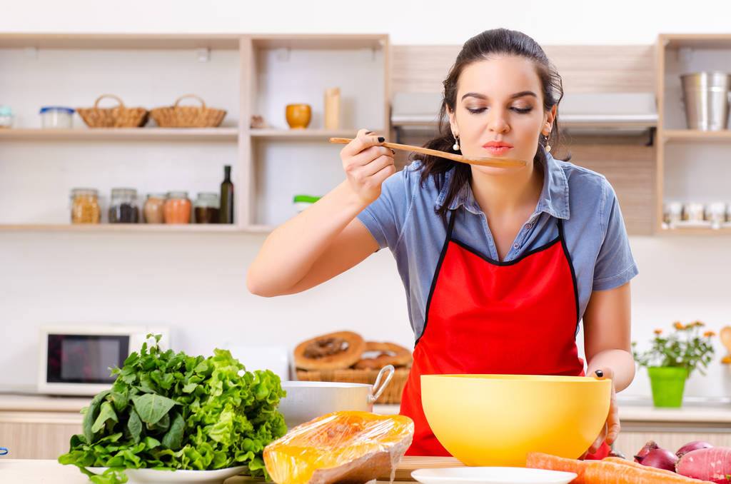 Pas par amour des traditions : les motivations sombres derrière l’idéal de la femme au foyer traditionnelle