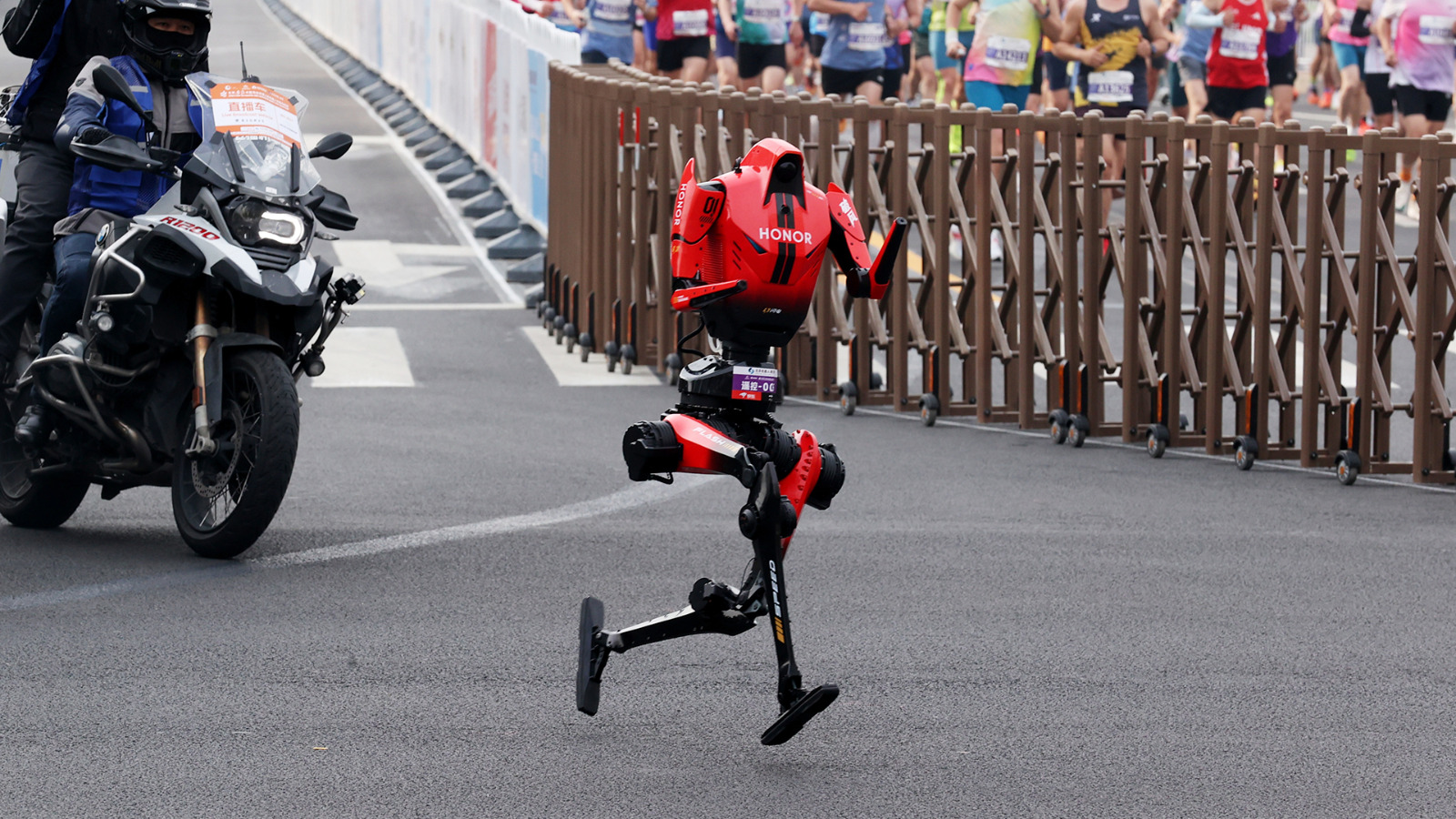 Un robot humanoïde chinois pulvérise le record du monde du semi-marathon 