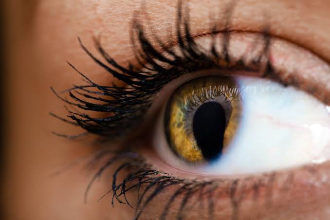 Tatouage cornéen : la tendance esthétique qui inquiète les ophtalmologistes