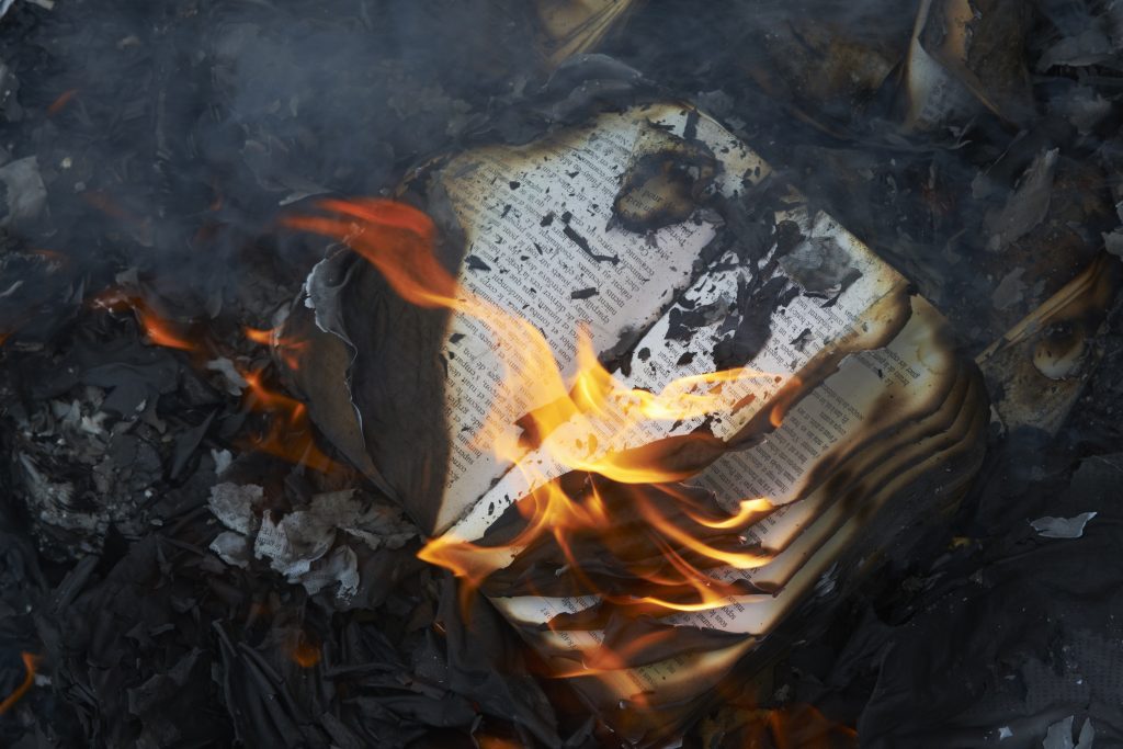 Amazon pris en flagrant délit de destruction de livres rares pour entraîner l’IA